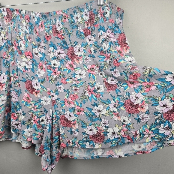 TORRID Flowy Shorts Smocked Elastic High Rise Waist Floral Gray Womens Size 3X - Picture 8 of 13